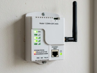 Alarm panel showing cellular backup communication active; the 4G backup path that routes alarm signals when broadband is unavailable