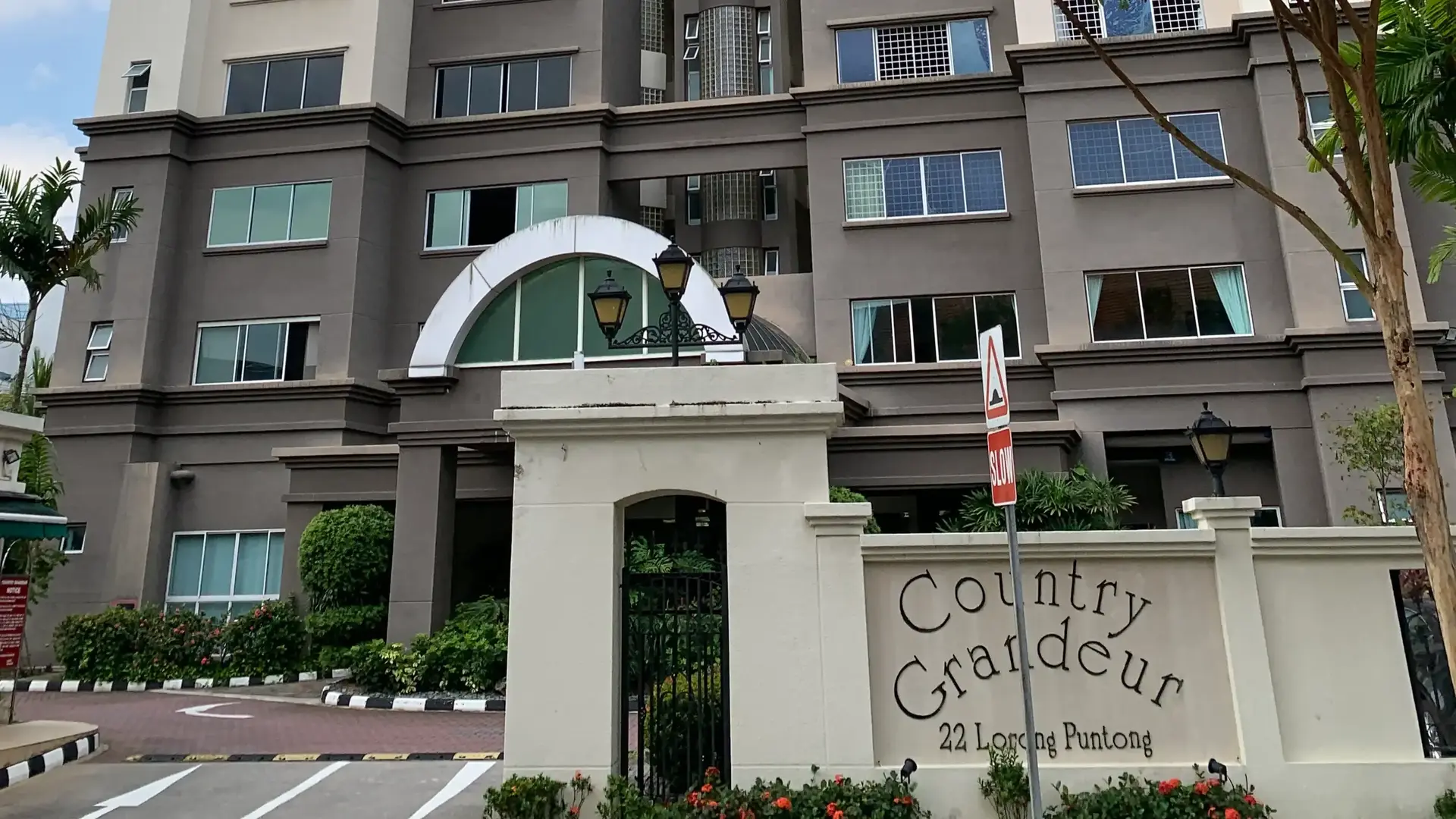 Country Grandeur Facade